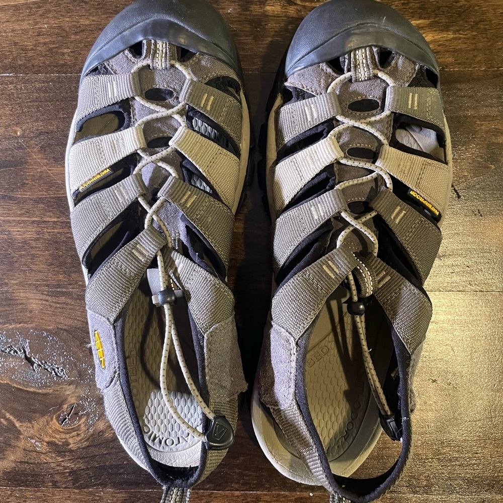 Size 11 Men’s Keens barely worn